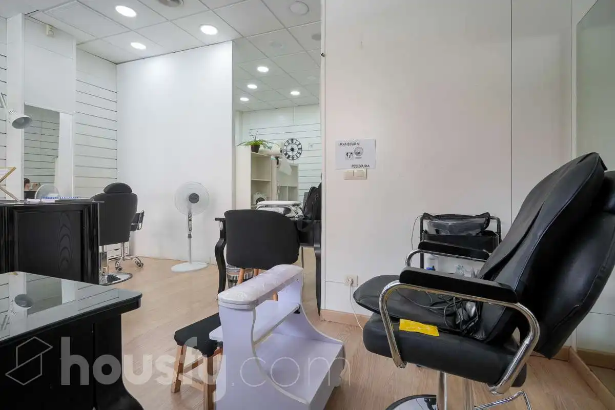 Local comercial en venda a Calle Lola membrives ., imagen 4