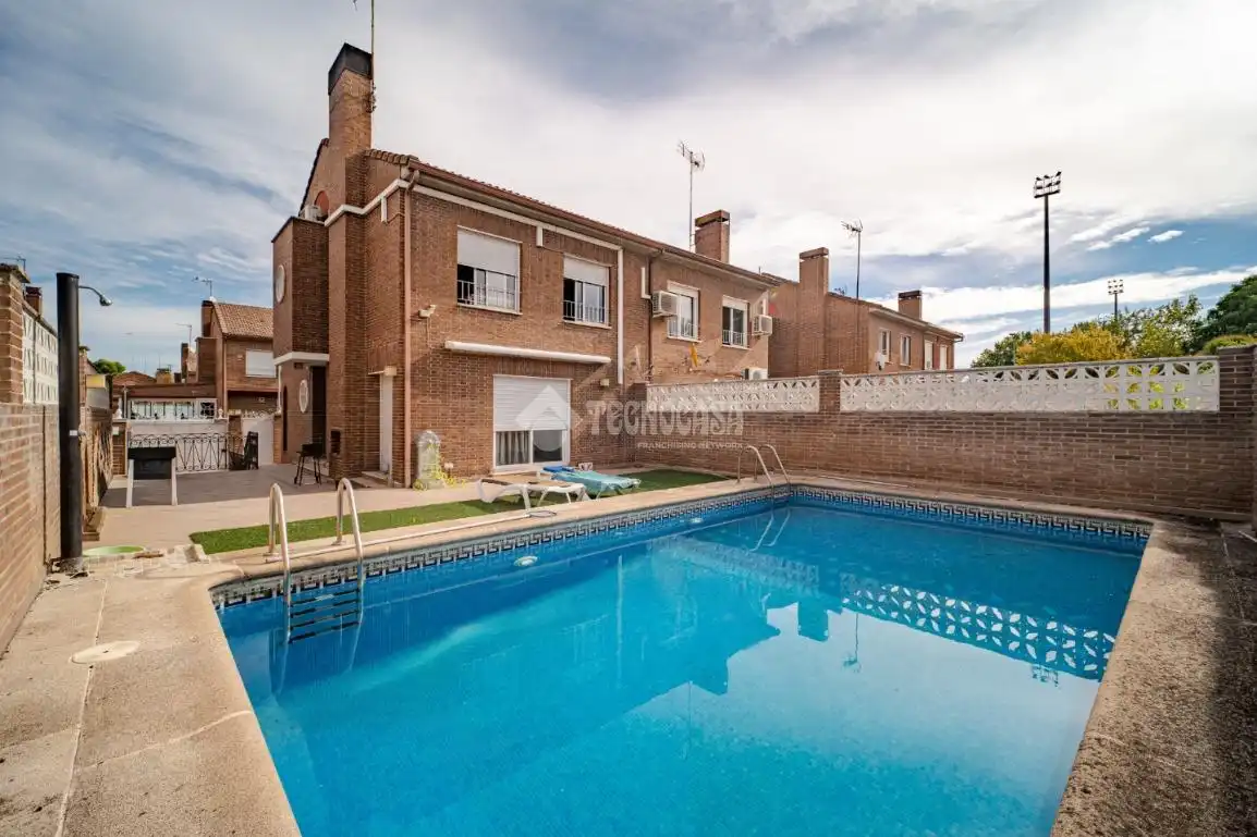 Vista exterior de Casa adosada en venta en Arganda del Rey con Aire acondicionado y Calefacción