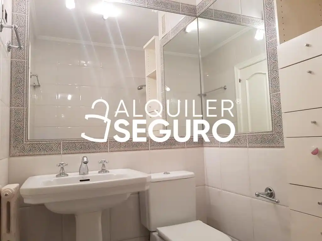 Badezimmer von Wohnung zur Miete in Bilbao  mit Heizung, Terrasse und Möbliert