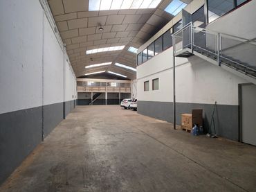 Nau industrial de lloguer a Carrer Obradors 11