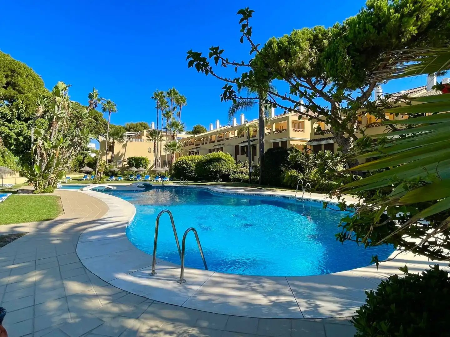 Jardín de Dúplex de alquiler en Marbella con Aire acondicionado, Terraza y Amueblado