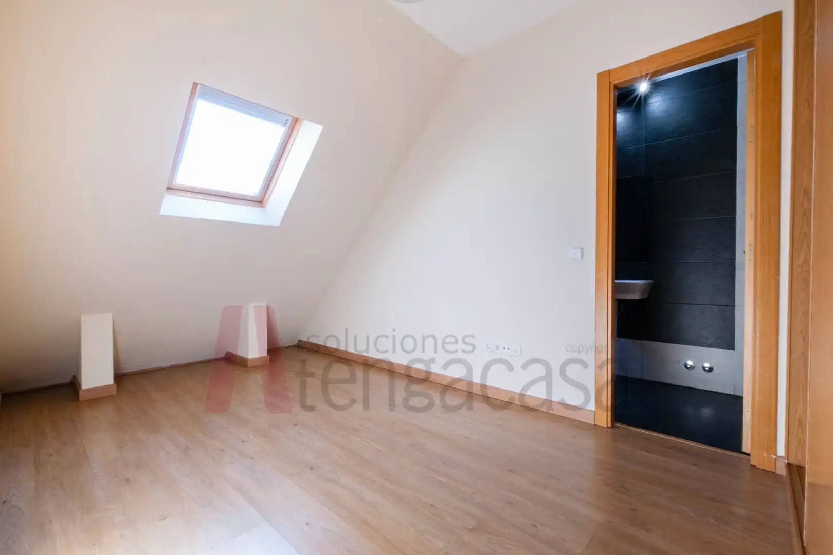 Schlafzimmer von Dachboden zur Miete in Madrid mit Klimaanlage, Heizung und Parkett