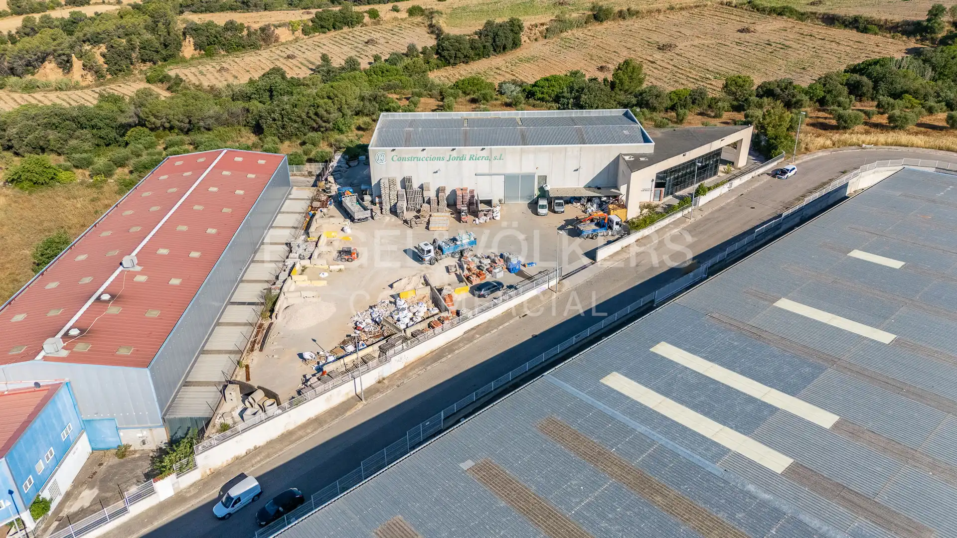 Außenansicht von Fabrikhallen zum Verkauf in Piera