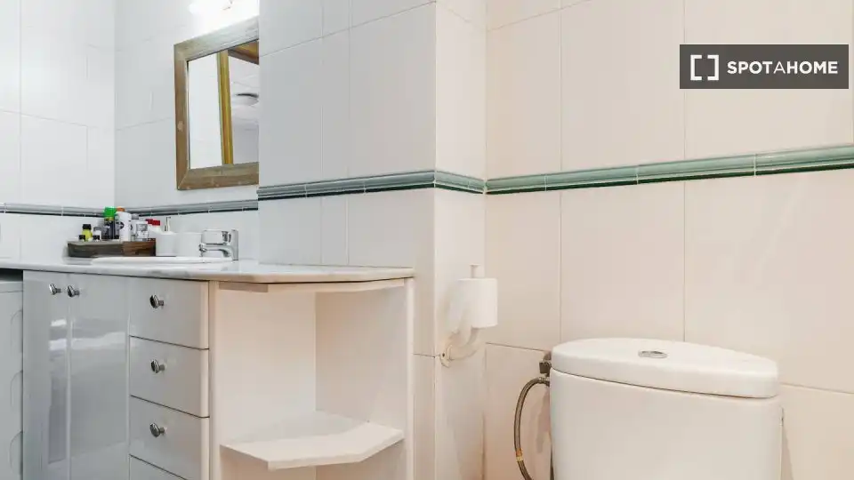 Baño de Piso de alquiler en Barcelona con Aire acondicionado, Calefacción y Amueblado