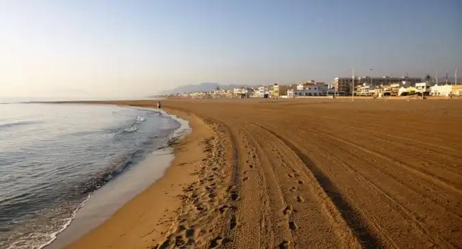 Apartamento de alquiler en Carrer de l'Almirall Roger de Llúria, Oliva Playa