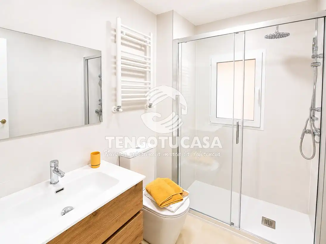 Bathroom of Flat for sale in Madrid  with Air Conditioner, Heating and Terrace