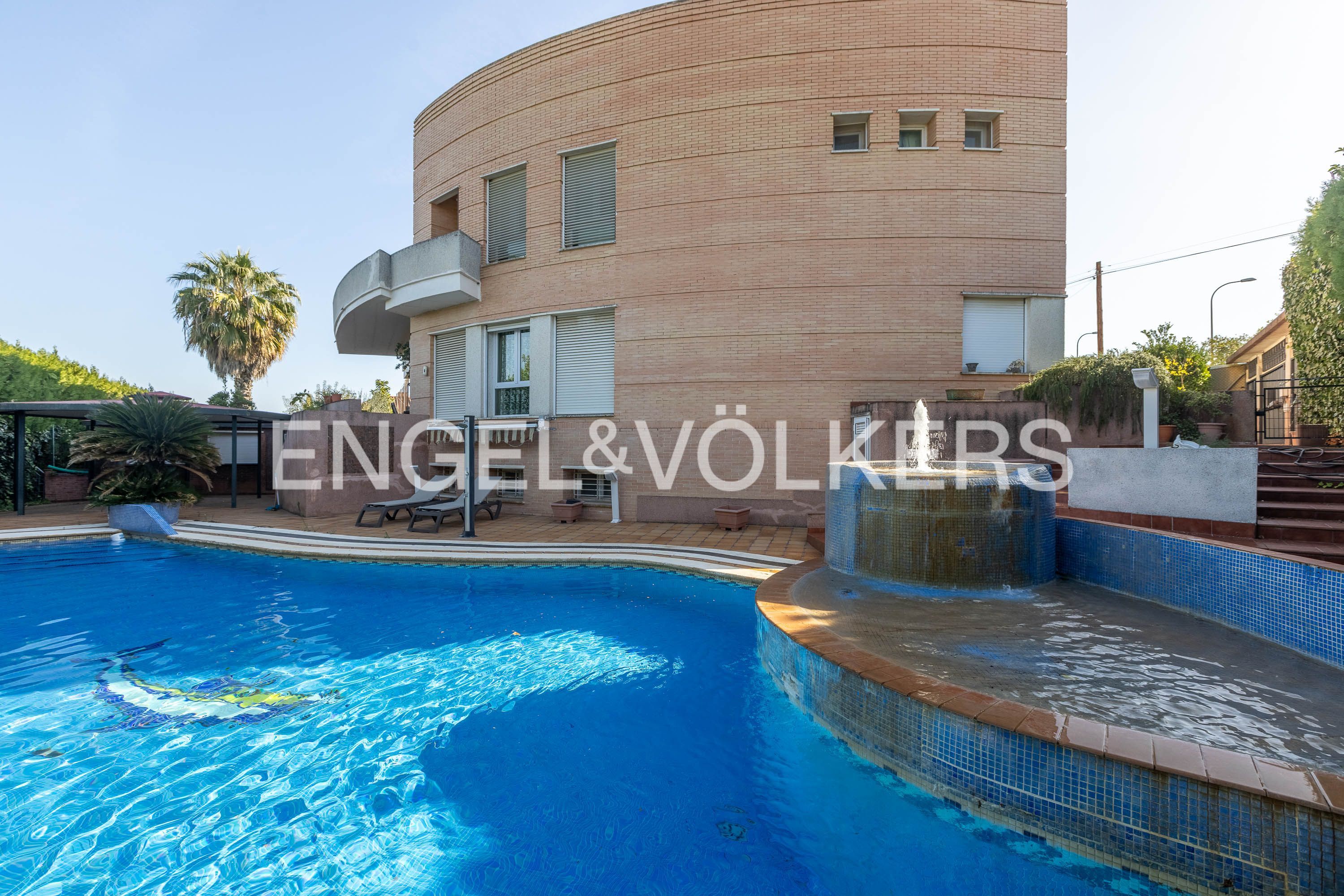 Swimming pool of House or chalet for sale in Dos Hermanas  with Air Conditioner, Heating and Private garden