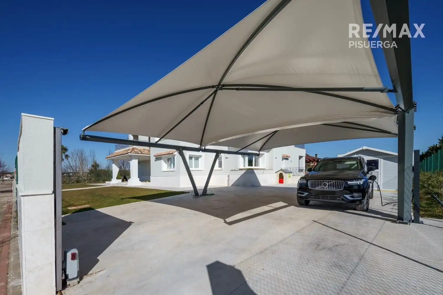 Aparcament de Casa o xalet en venda en Laguna de Duero amb Calefacció, Jardí privat i Terrassa