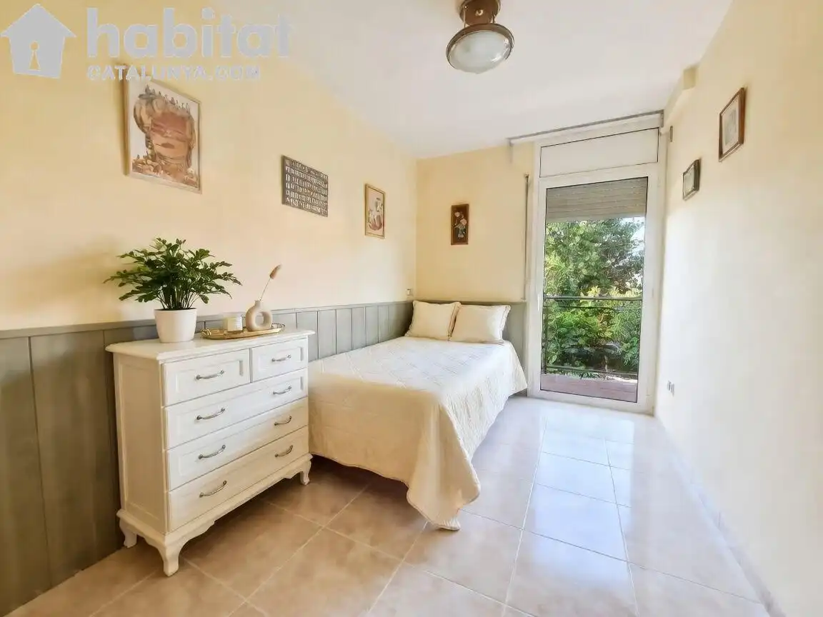 Habitación de Casa adosada en venta en Martorell con Aire acondicionado, Calefacción y Jardín privado