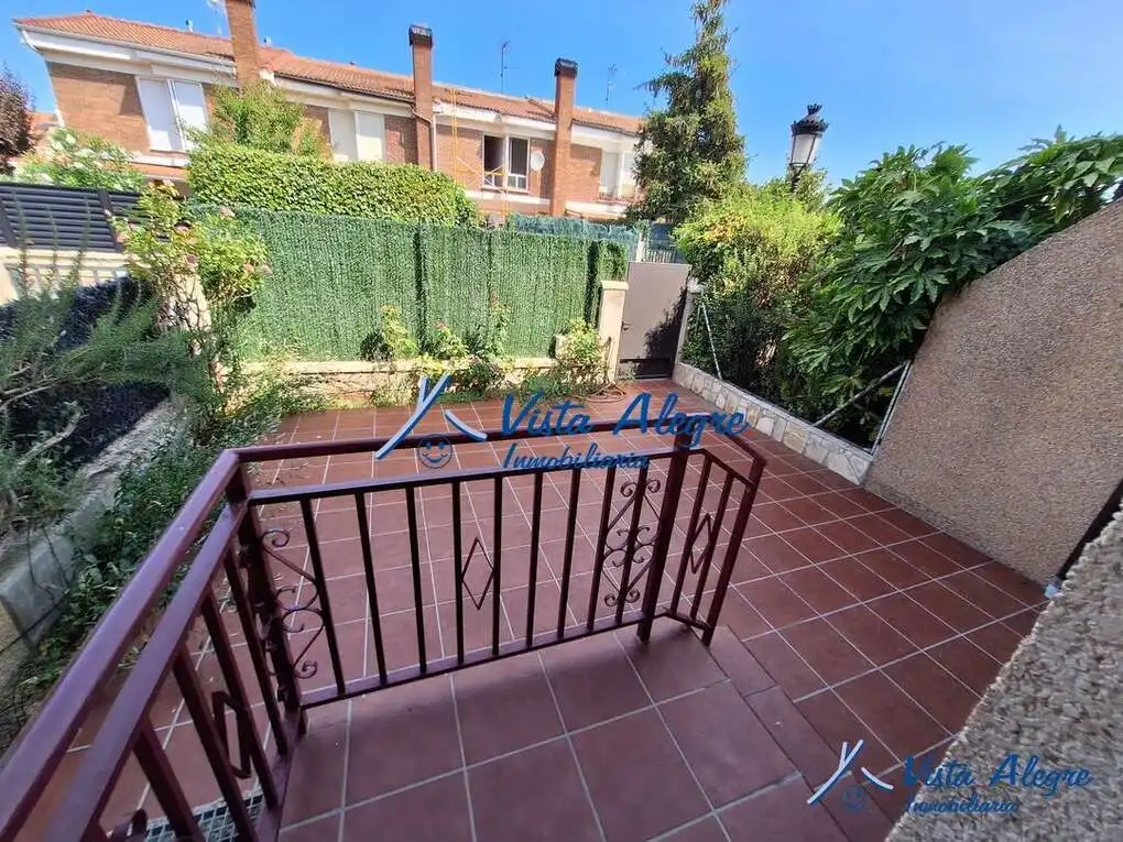 Terrassa de Casa adosada en venda en Anguciana amb Calefacció, Jardí privat i Traster