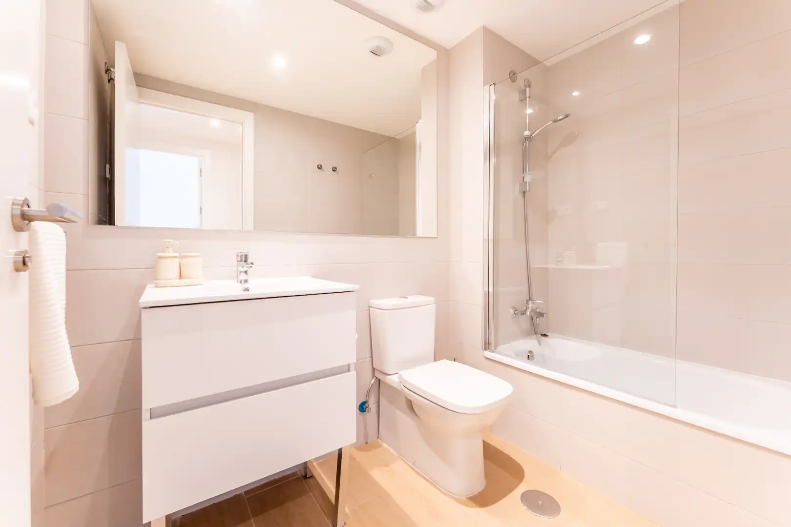 Bany de Apartament de lloguer en Madrid amb Aire condicionat, Calefacció i Traster
