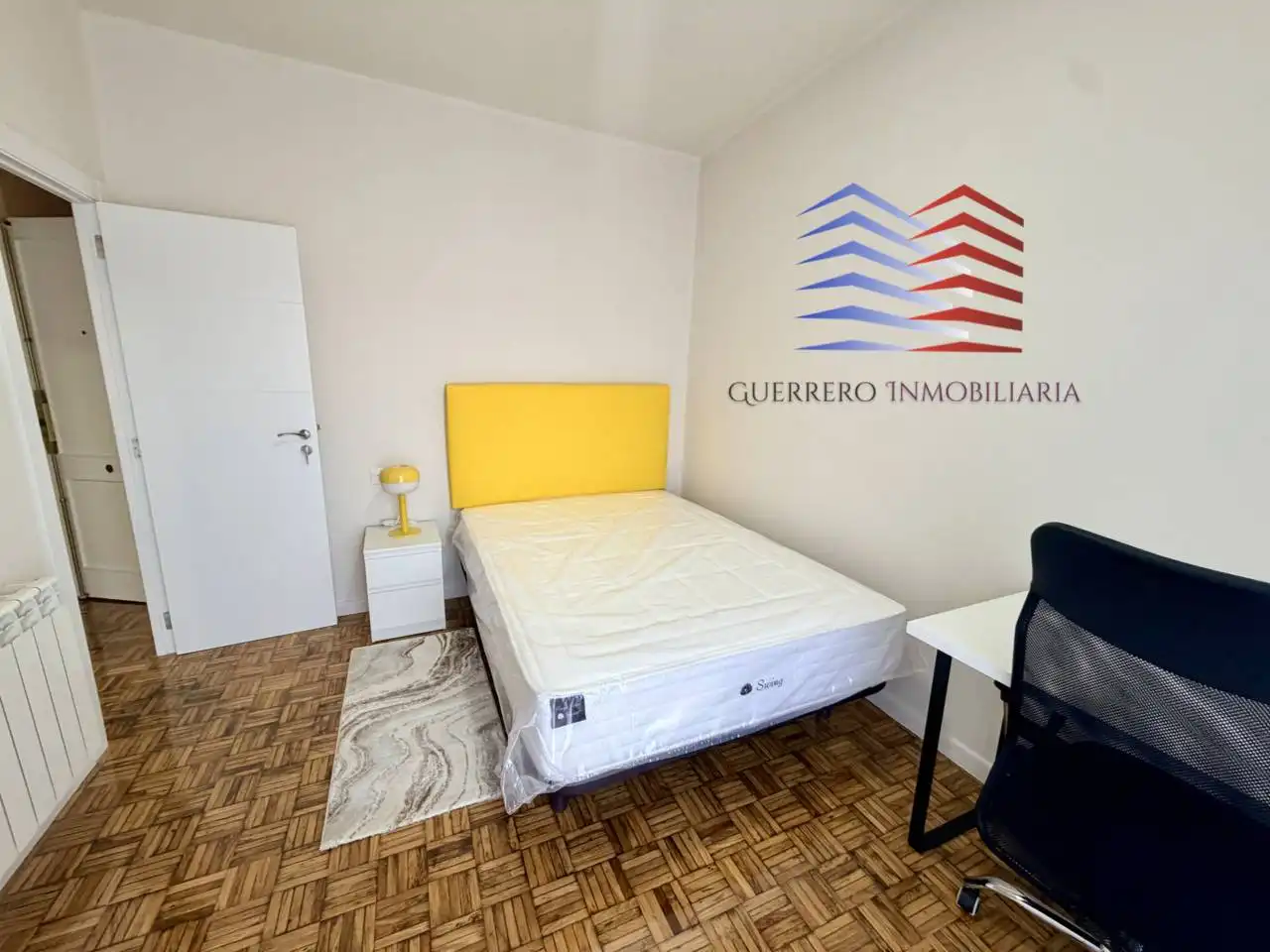 Schlafzimmer von Wohnung zur Miete in Ourense Capital  mit Heizung, Parkett und Möbliert