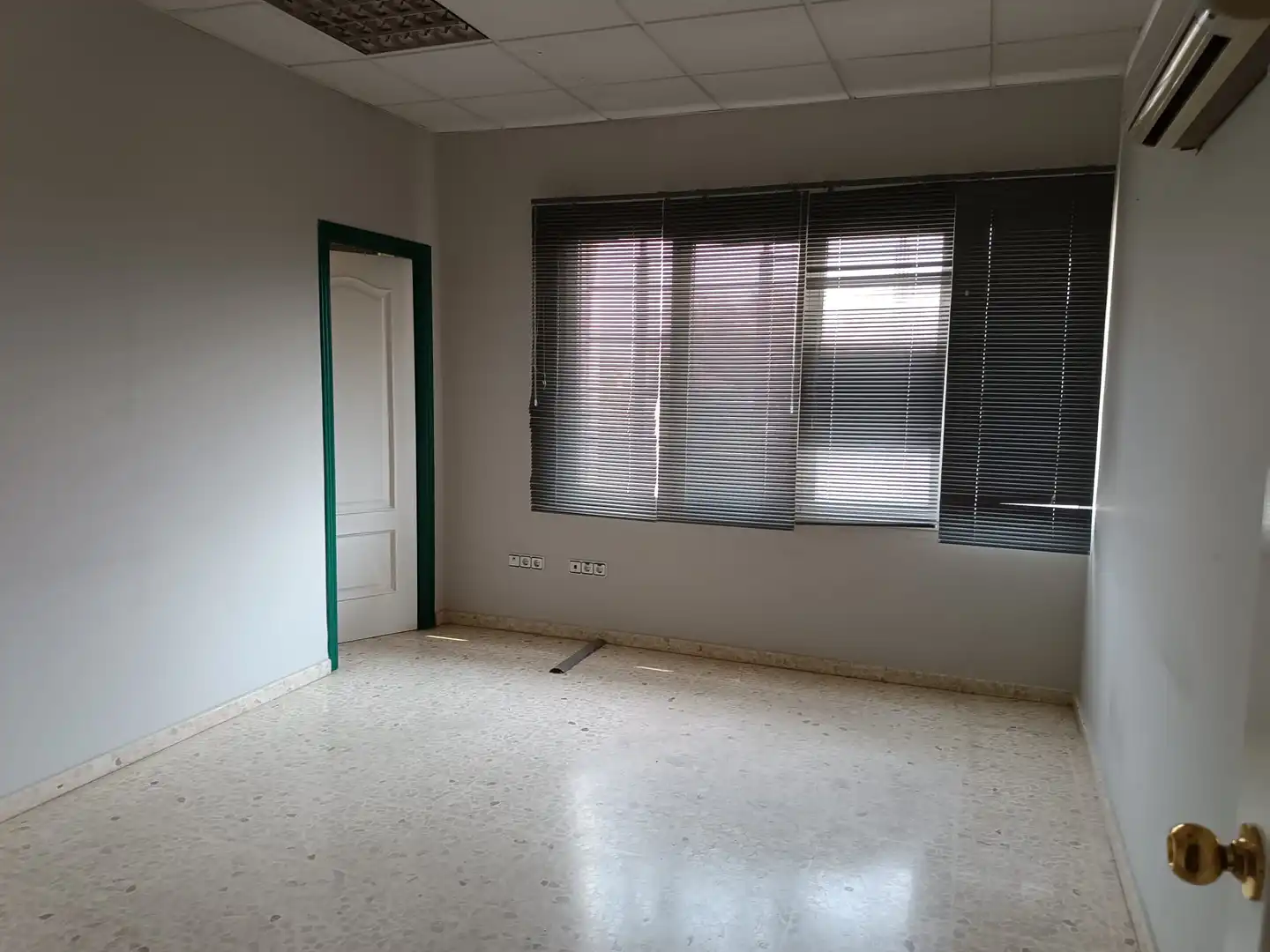 Nave industrial de alquiler en Carretera Sevilla-Cádiz, 556, La Hacienda - Nueva Andalucía