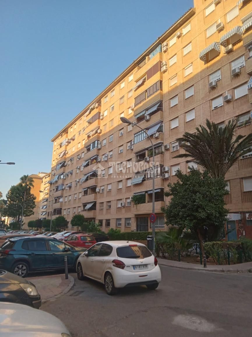 Exterior view of Flat for sale in  Sevilla Capital  with Air Conditioner