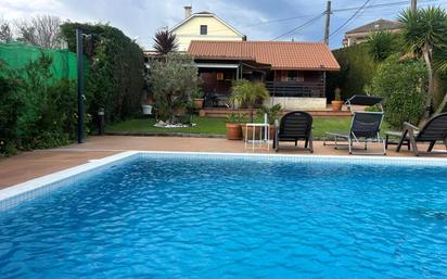Piscina de Casa o xalet en venda en Pontevedra Capital  amb Jardí privat