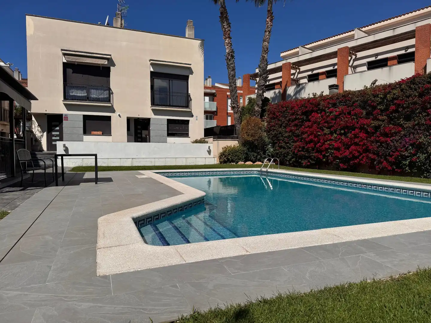 Schwimmbecken von Einfamilien-Reihenhaus zum Verkauf in Cubelles mit Klimaanlage, Terrasse und Gemeinschaftspool
