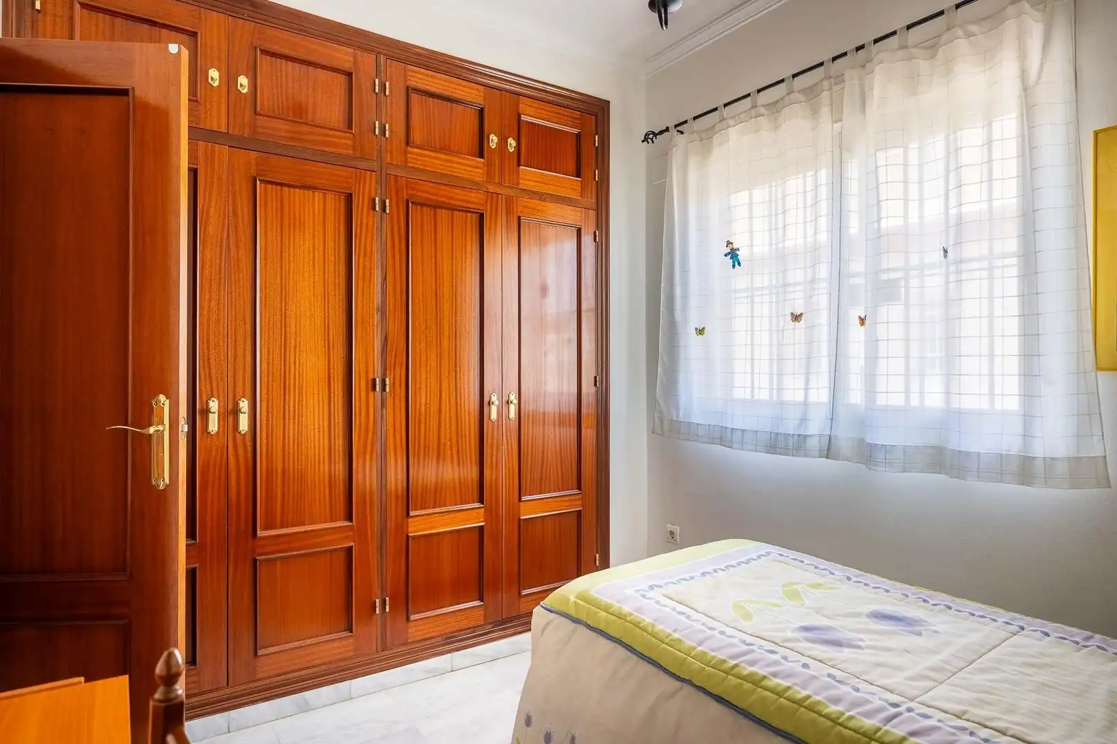 Dormitori de Casa adosada en venda en Mairena del Aljarafe amb Aire condicionat, Jardí privat i Terrassa