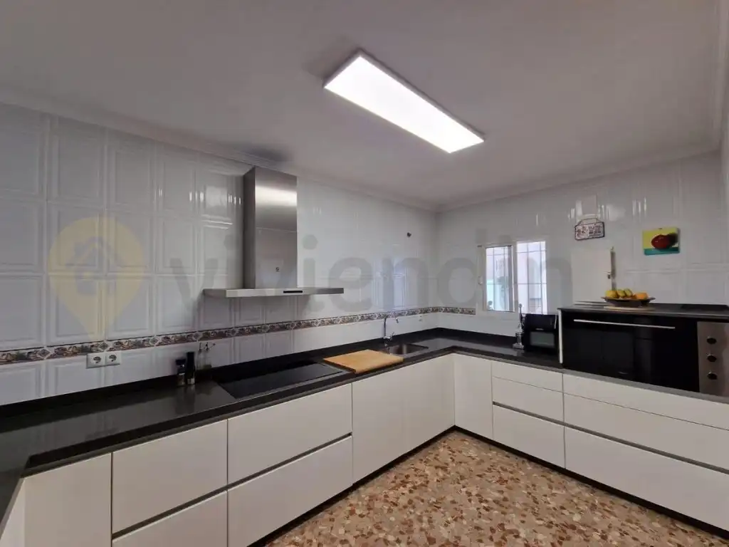 Cuina de Casa o xalet en venda en Chiclana de la Frontera amb Aire condicionat, Jardí privat i Terrassa