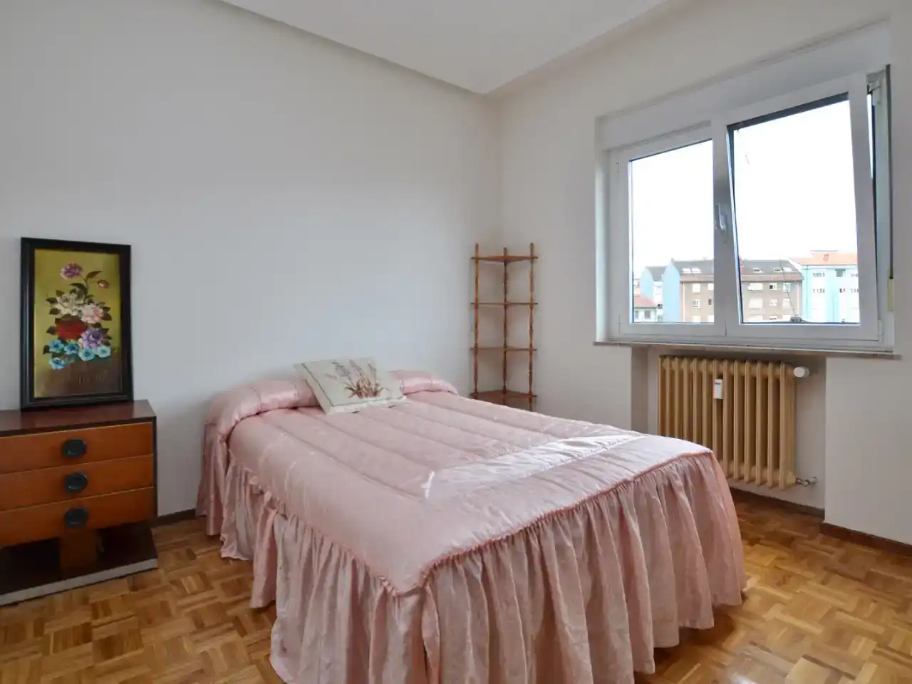 Dormitori de Àtic en venda en Oviedo  amb Parquet, Traster i Moblat