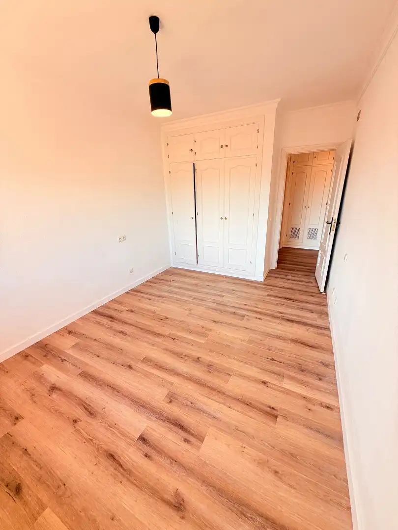 Habitación de Piso en venta en Estepona con Aire acondicionado, Terraza y Piscina comunitaria