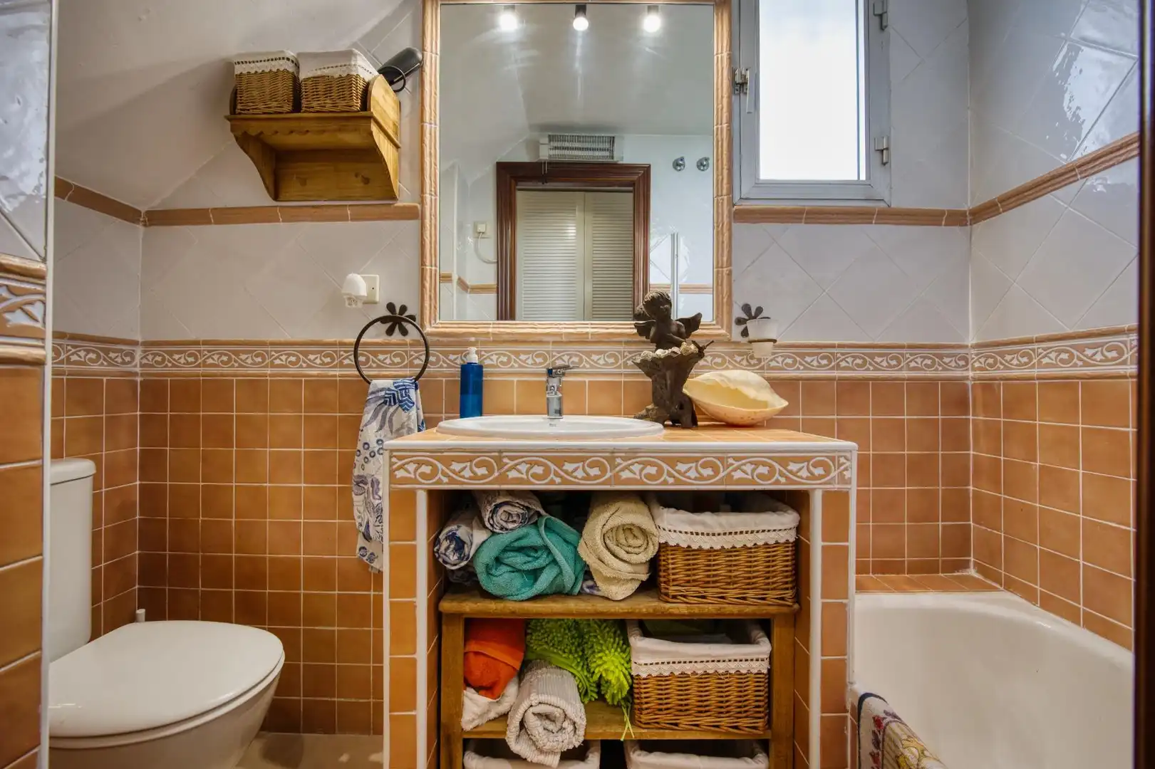 Baño de Casa adosada en venta en Mairena del Aljarafe con Aire acondicionado, Terraza y Trastero