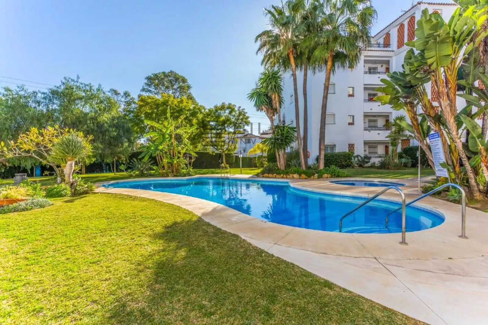 Piso con piscina en venta en Santa Teresa de Calahonda