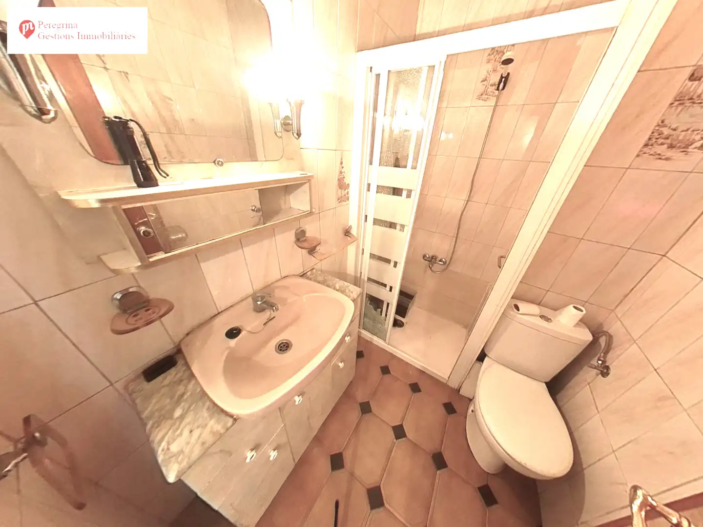 Baño de Piso en venta en Badalona con Balcón y Alarma