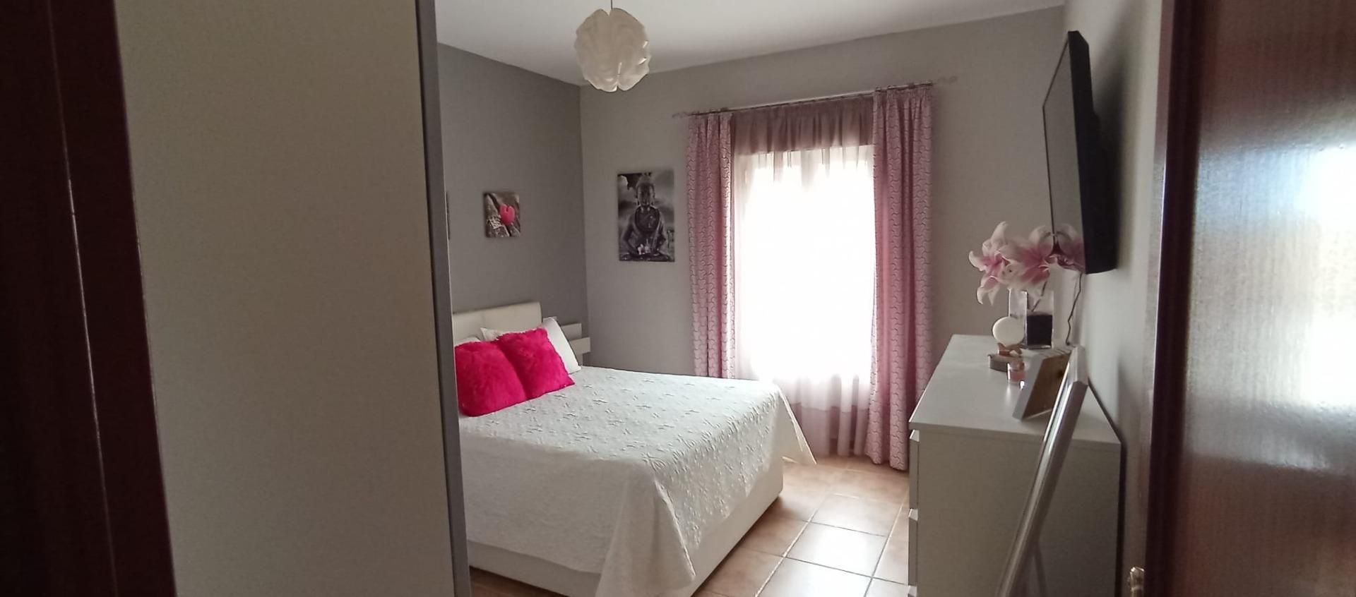 Dormitori de Casa adosada en venda en La Carlota amb Aire condicionat, Calefacció i Jardí privat