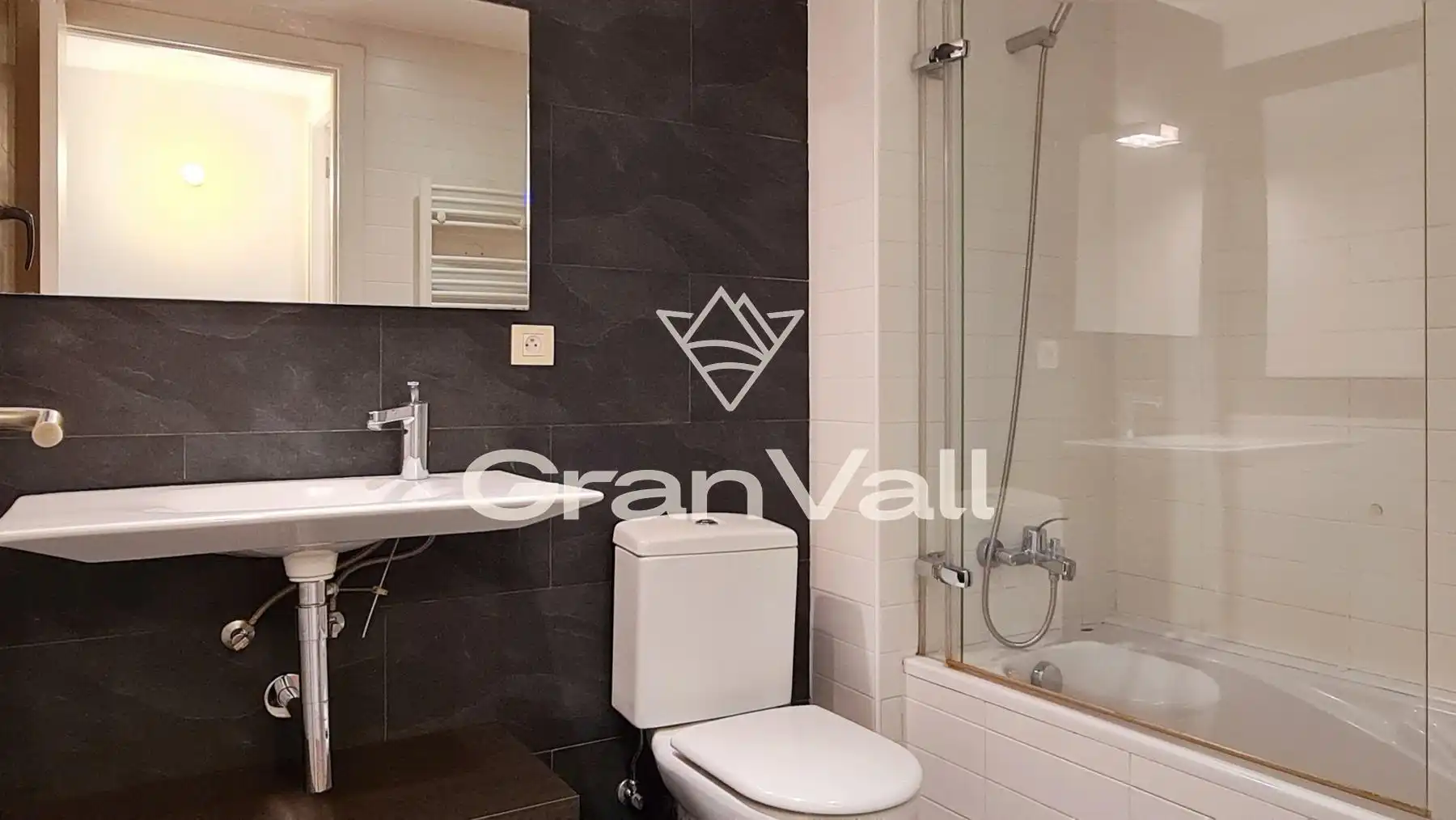 Badezimmer von Erdgeschoss zum Verkauf in Saillagouse mit Heizung, Privatgarten und Parkett