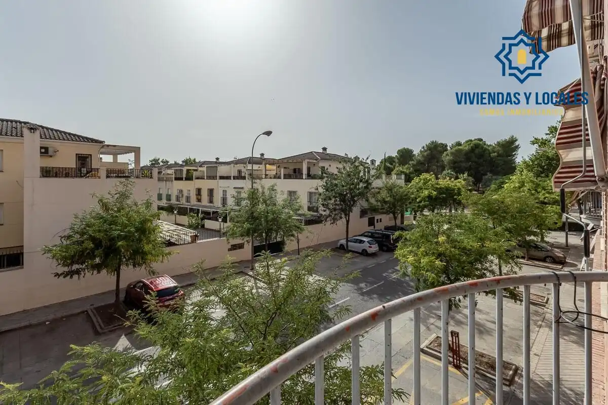 Vista exterior de Pis en venda en Granada amb Balcó