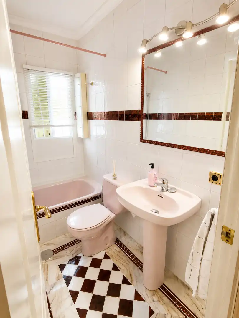 Bathroom of Flat for rent in Sevilla  with Air Conditioner, Terrace and Furnished
