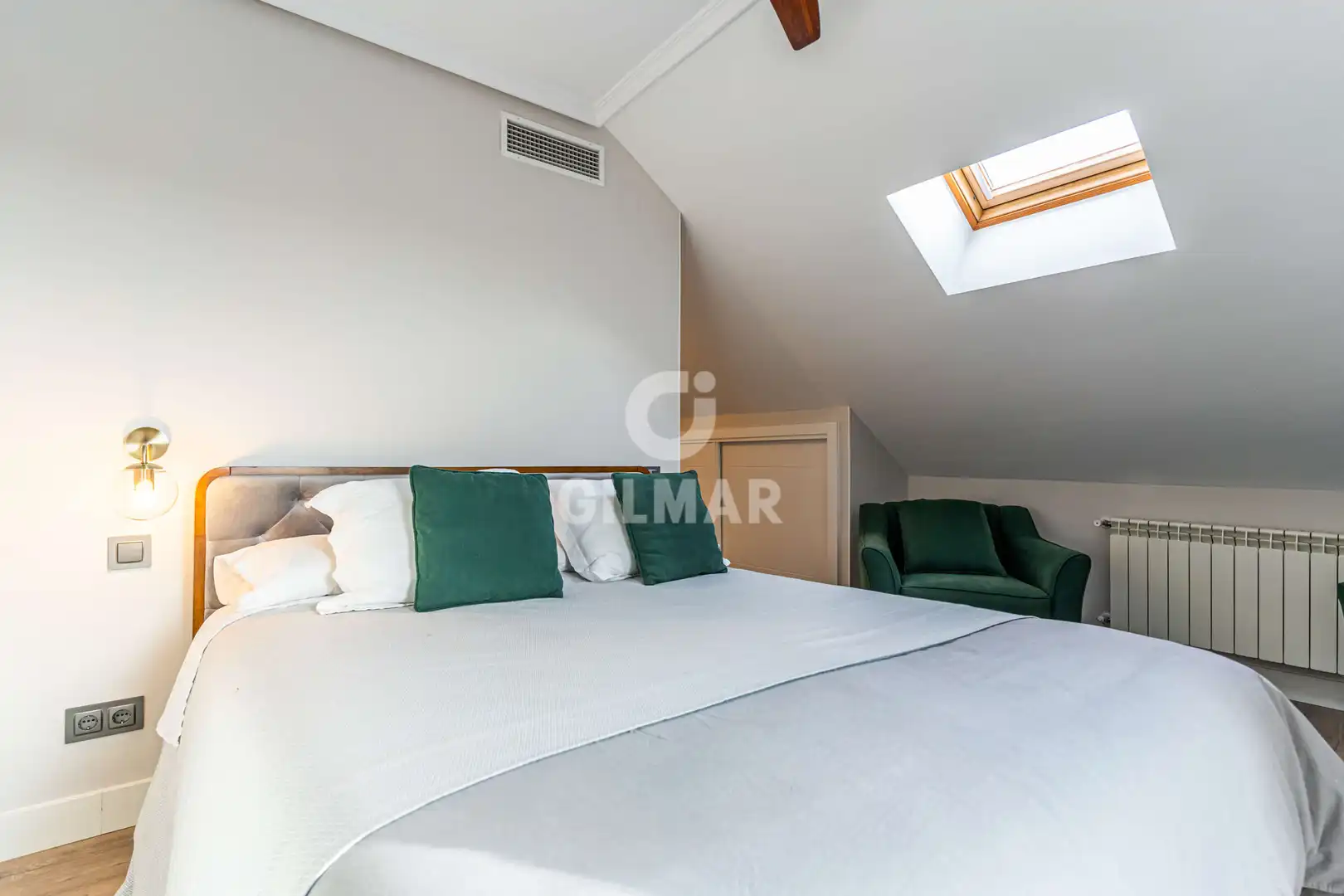 Habitación de Dúplex en venta en Boadilla del Monte con Calefacción, Jardín privado y Trastero