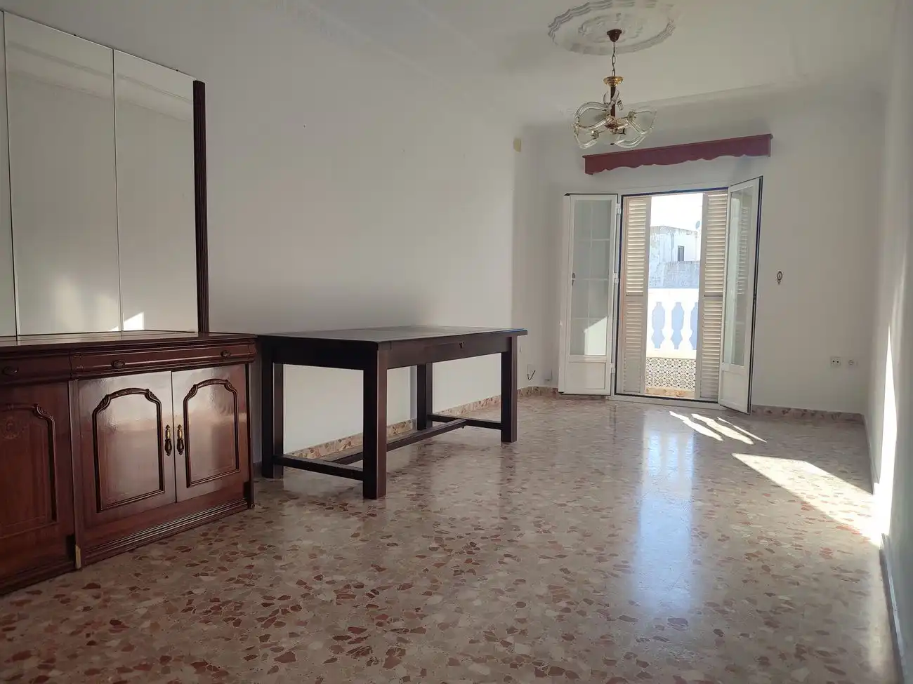 Sala d'estar de Casa adosada en venda en Chiclana de la Frontera amb Aire condicionat, Terrassa i Traster