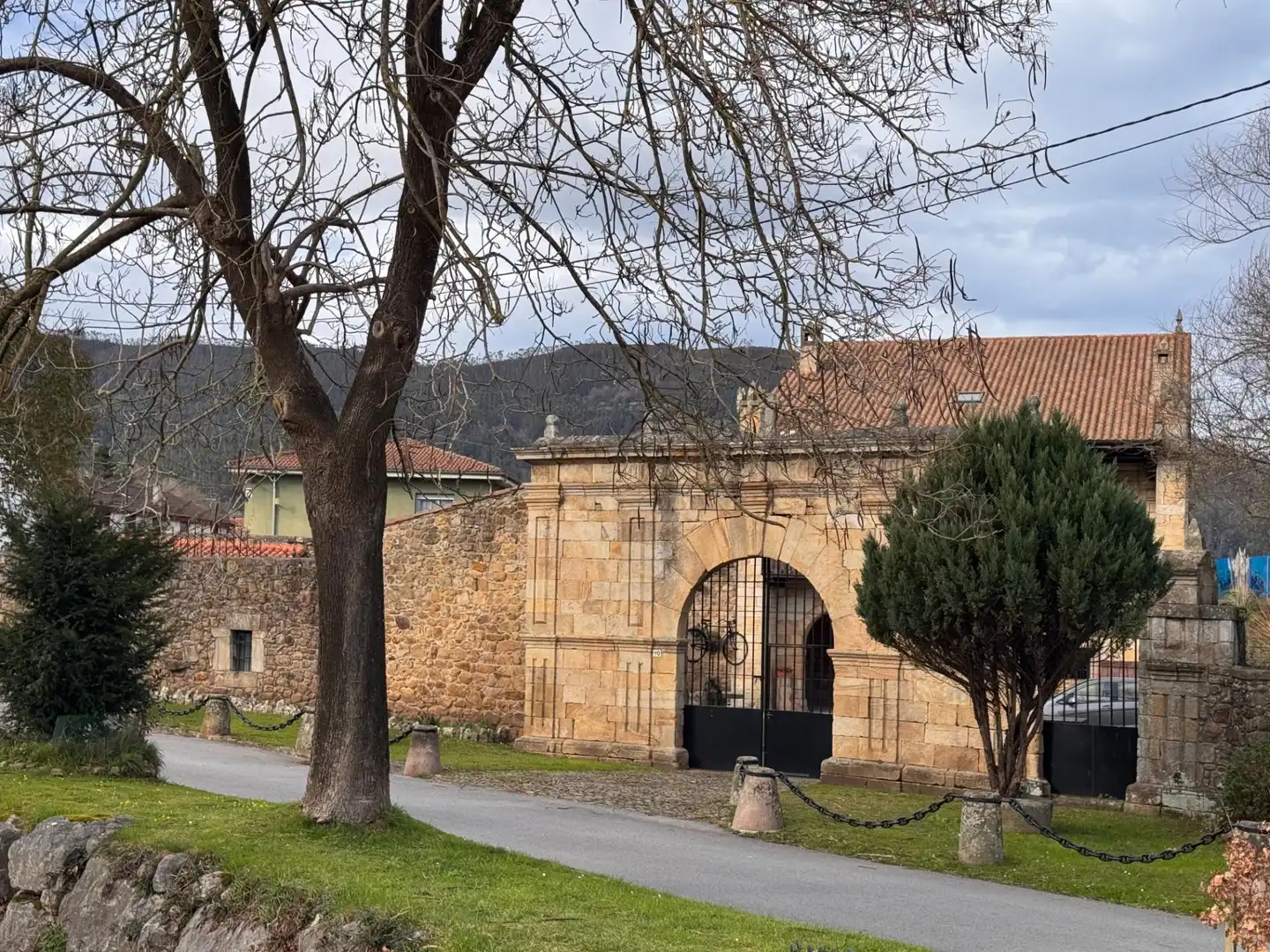 Vista exterior de Casa o chalet en venta en Los Corrales de Buelna  con Calefacción, Jardín privado y Terraza