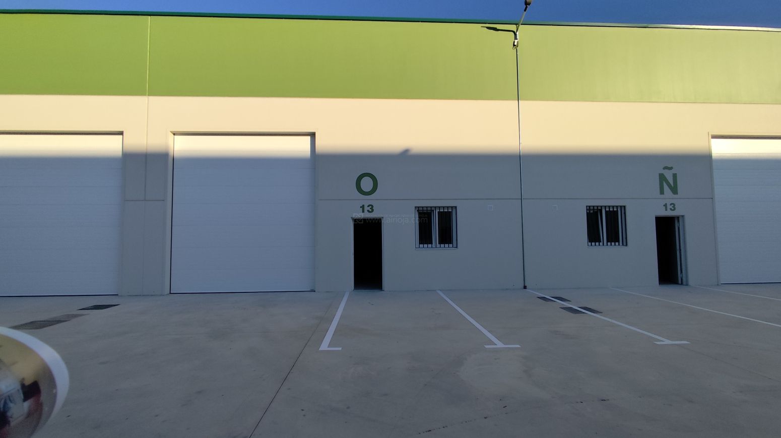 Vista exterior de Nave industrial en venta en  Logroño