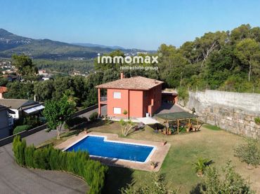 Villa con piscina in vendita a Bigues i Riells del Fai