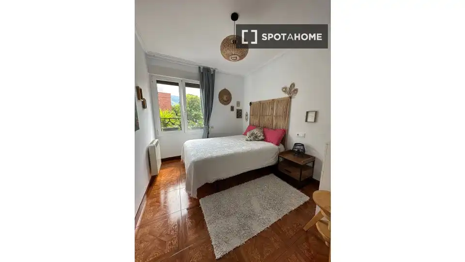 Bedroom of Flat for share in Ibaiondo