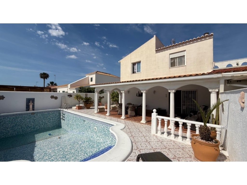 Vista exterior de Casa o xalet en venda en Torrevieja amb Aire condicionat