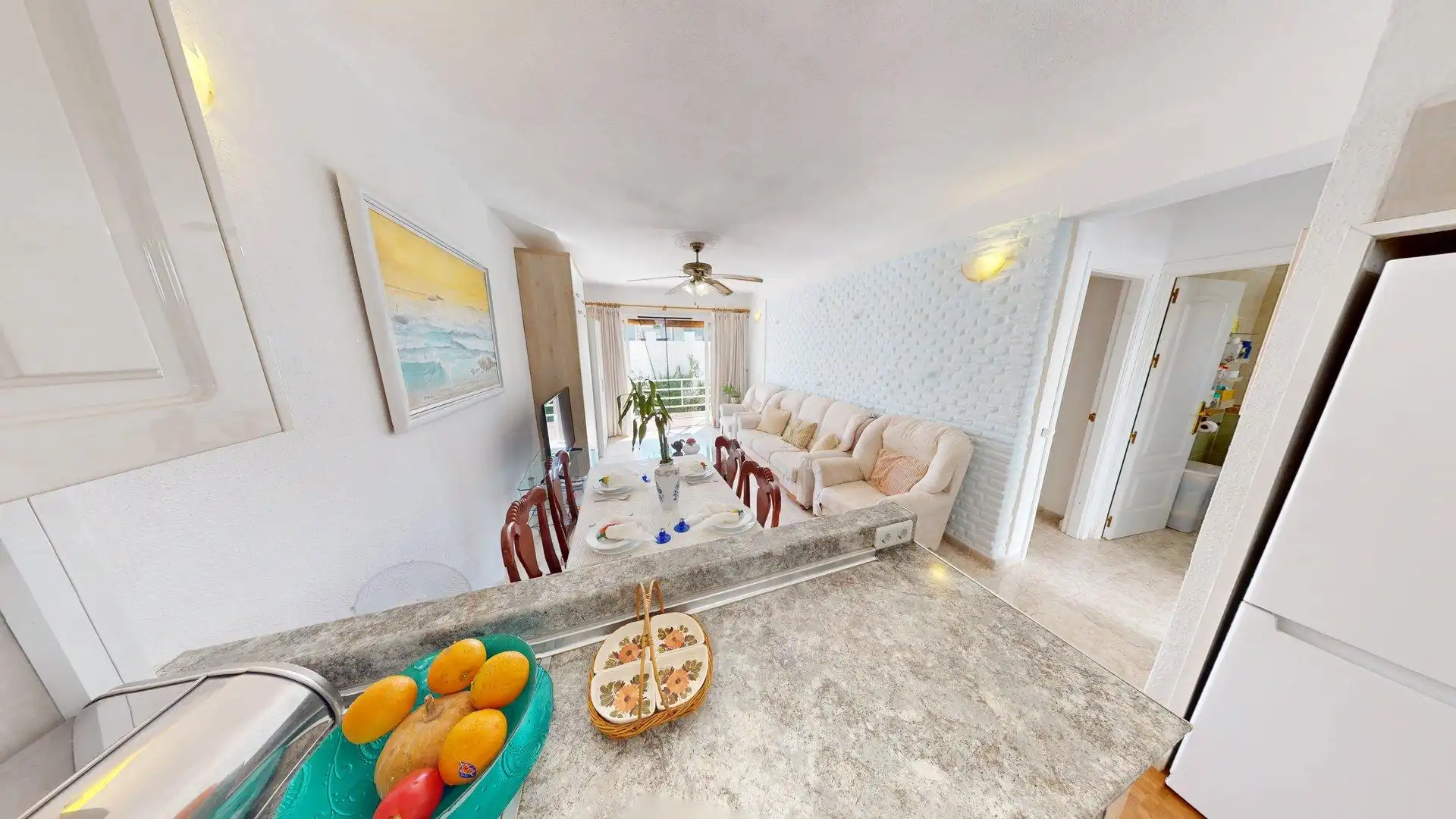 Wohnzimmer von Wohnung zum Verkauf in Benalmádena mit Klimaanlage, Privatgarten und Terrasse