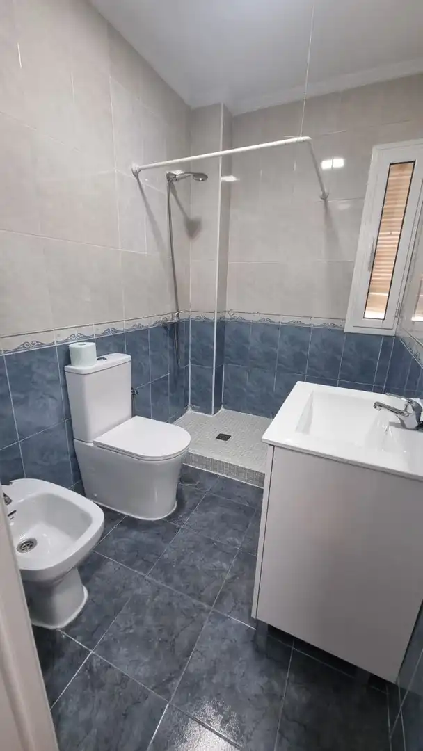 Baño de Piso de alquiler en Sevilla con Aire acondicionado y Calefacción
