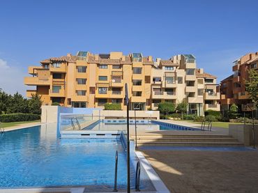 Apartamento con balcón en venta en Puerto de Sotogrande - La Marina