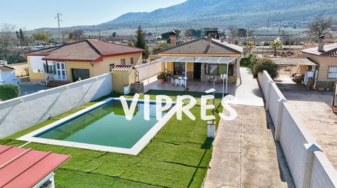 Espectacular chalet en Arroyo de San Serván! .Con 140 m construidos sobre una parcela de 1.494 m , cuenta con piscina privada con