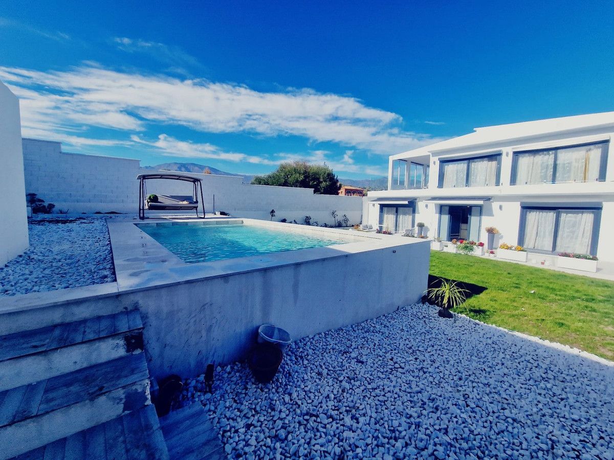 Vista exterior de Finca rústica de lloguer en Estepona amb Piscina