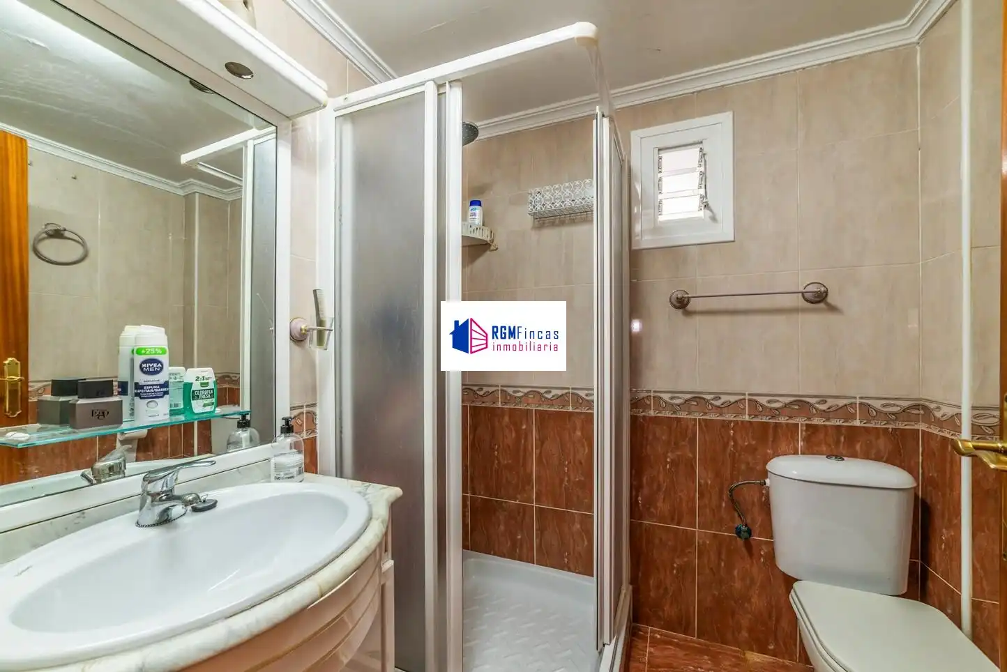 Bathroom of Flat for sale in Sevilla  with Air Conditioner and Storage room