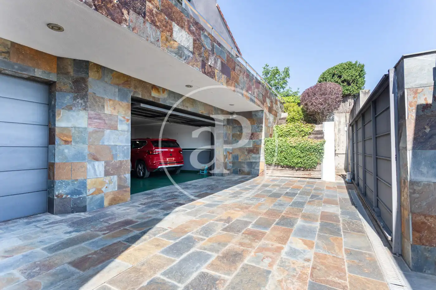 Aparcament de Casa o xalet en venda en Sant Cugat del Vallès amb Aire condicionat, Calefacció i Jardí privat