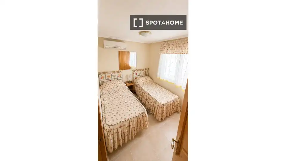 Dormitori de Apartament per a compartir en Torrevieja amb Aire condicionat, Calefacció i Terrassa
