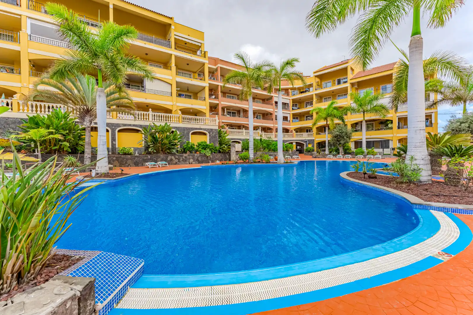 Piscina de Piso en venta en Arona con Terraza, Amueblado y Horno