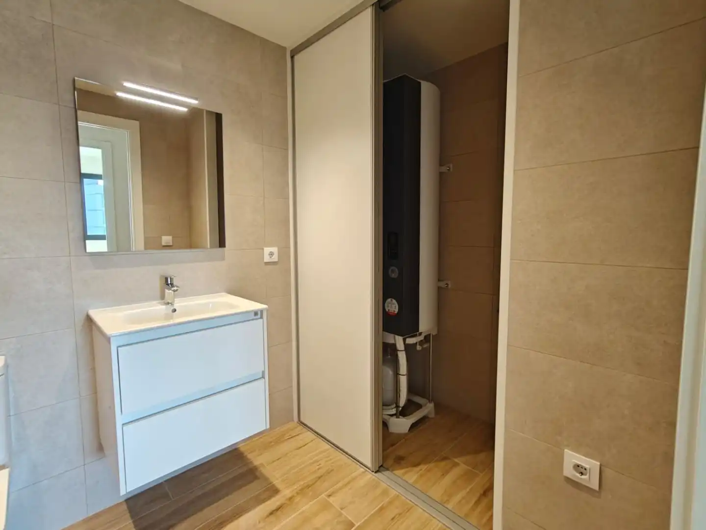Bathroom of Flat for rent in Girona  with Air Conditioner, Heating and Terrace