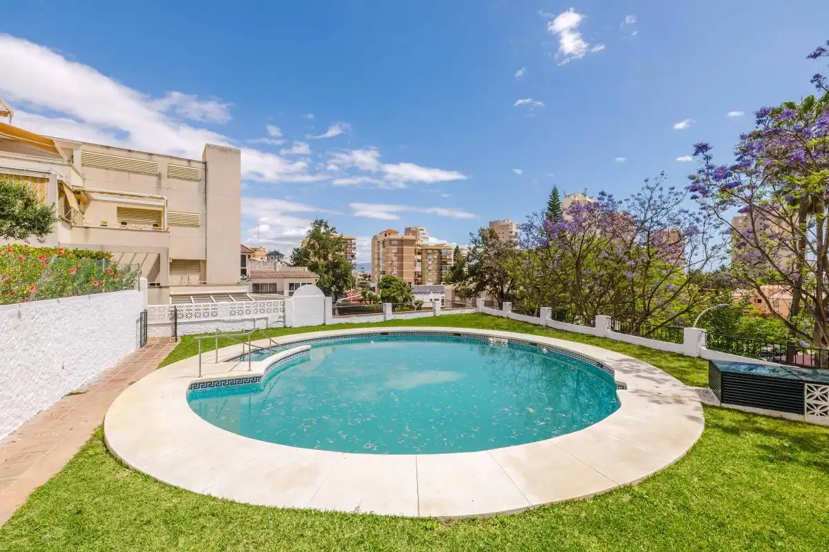 Piscina de Piso en venta en Torremolinos con Aire acondicionado, Calefacción y Jardín privado