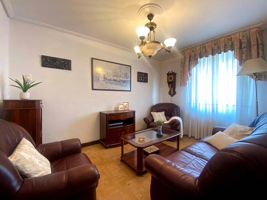 Living room of Flat for sale in Vitoria - Gasteiz  with Heating, Parquet flooring and Furnished